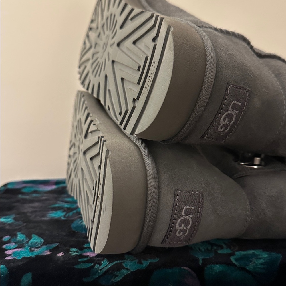 EUC UGG Classic Short Turn Lock Boots Grey Suede Shearling Sheepskin Wm 7 - Picture 10 of 16